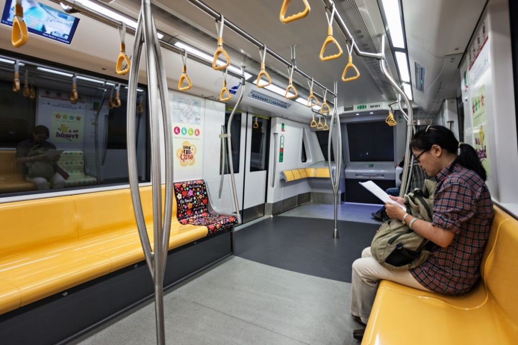 metro singapour jaune